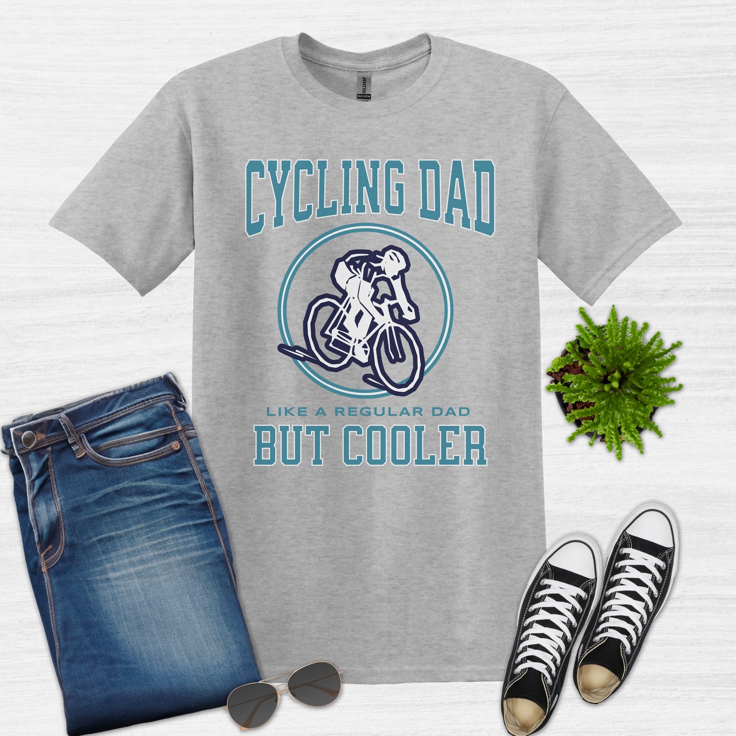 Papá en bicicleta como un papá normal pero una camiseta más fresca