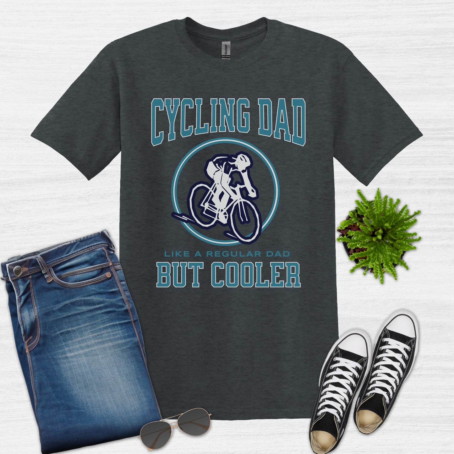 Papá en bicicleta como un papá normal pero una camiseta más fresca