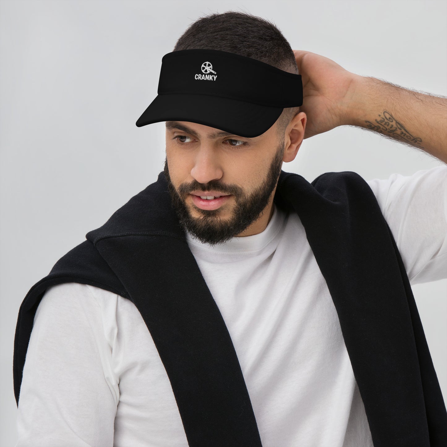 Visera bordada malhumorada